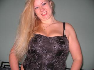 chat Kristine21:  Exhibitionismus, Oralsex, Parkplatz-Sex, Sexspielzeug, Swinger, Tattoos, Voyeurismus